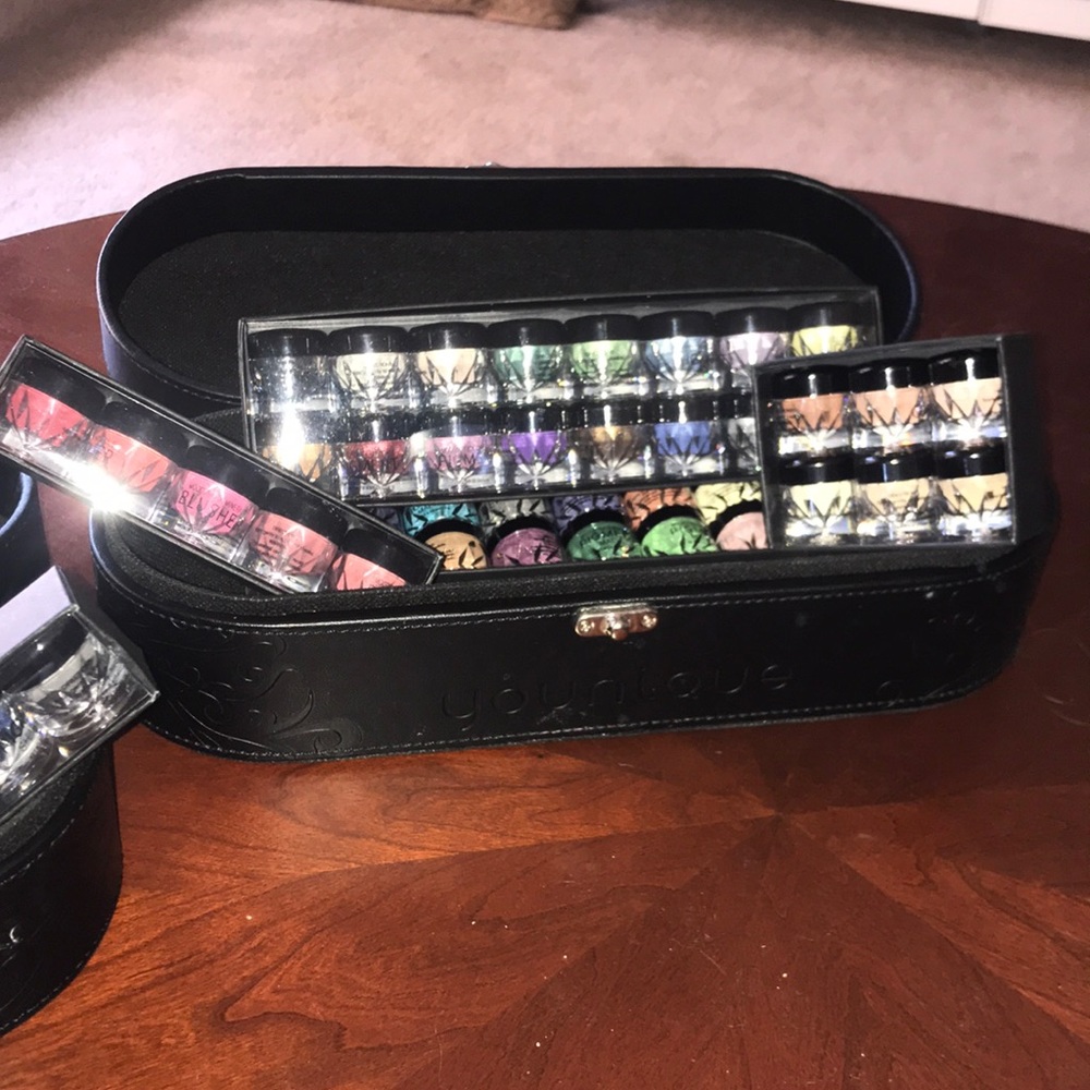 Younique eyeshadow pigment - includes 2 sets